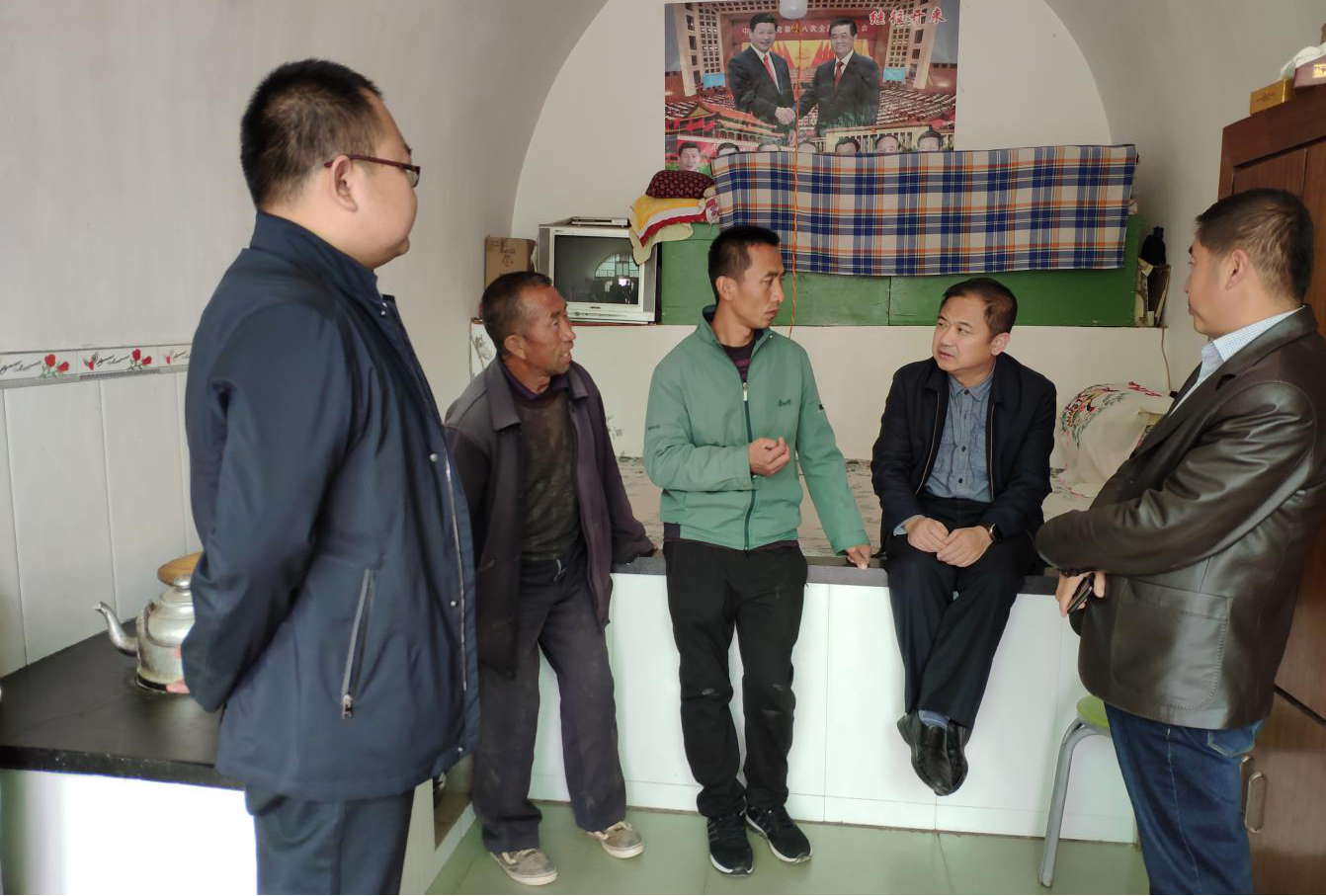 贾浩飞深入武镇调研督导主题教育工作 并召开座谈会-榆林市横山区纪委